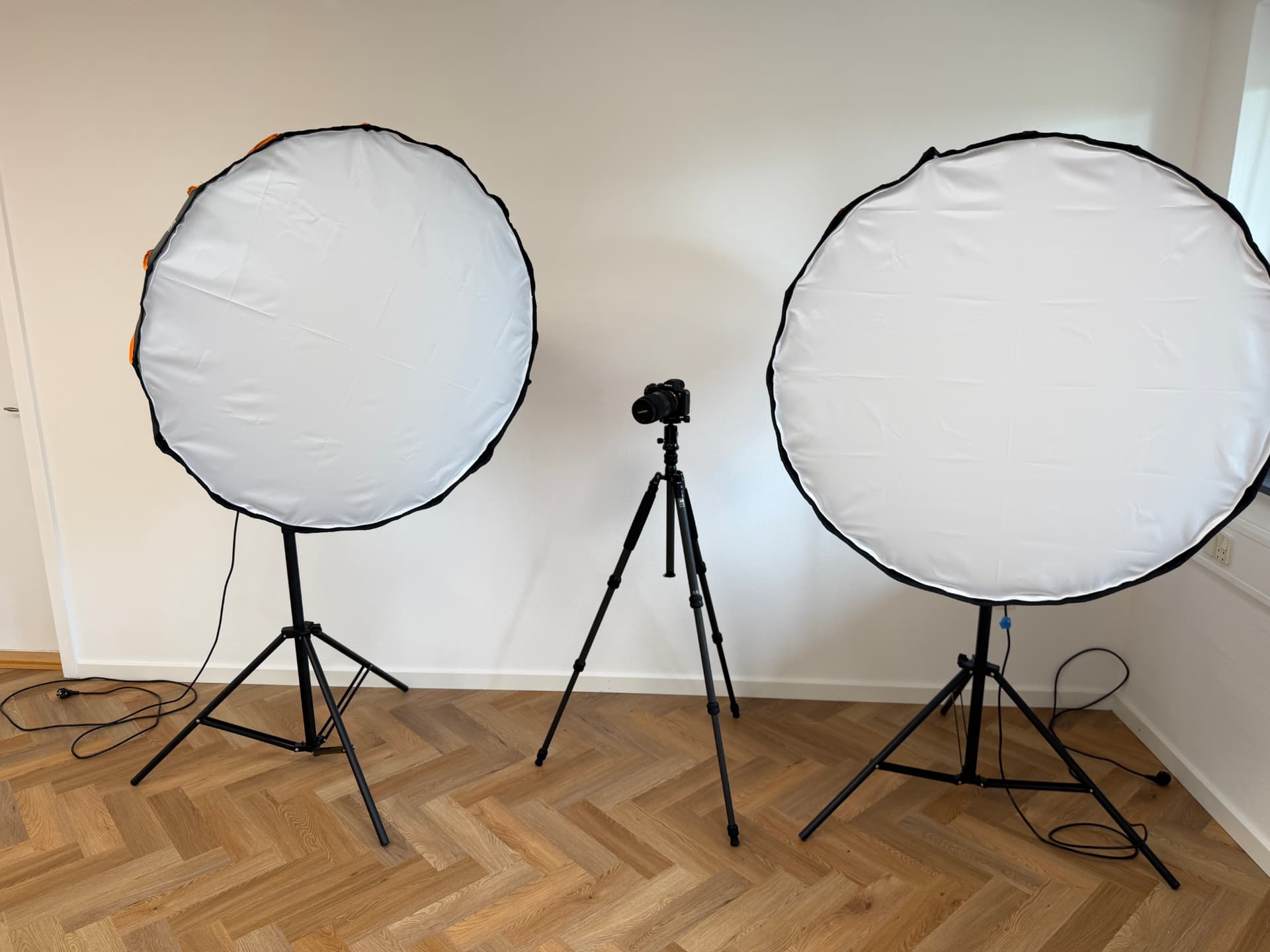 Nærbillede af to store softboxes med kamera på stativ imellem